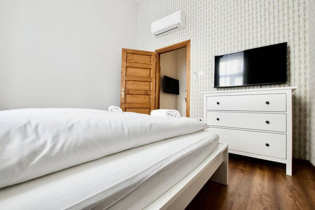 Premium Apartment By Hi5 - Central 3 Bedroom Budapeste Exterior foto