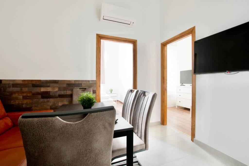 Premium Apartment By Hi5 - Central 3 Bedroom Budapeste Exterior foto